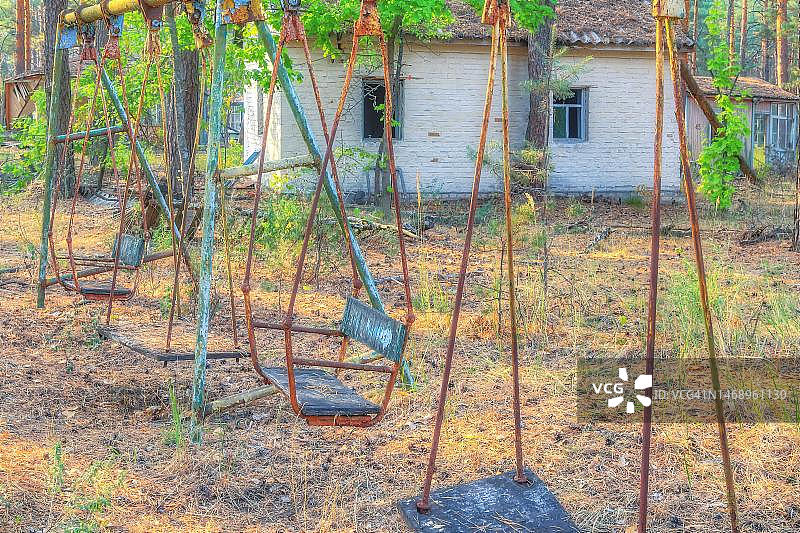 乌克兰切尔诺贝利隔离区Isumrudnyi儿童假日营地的秋千图片素材