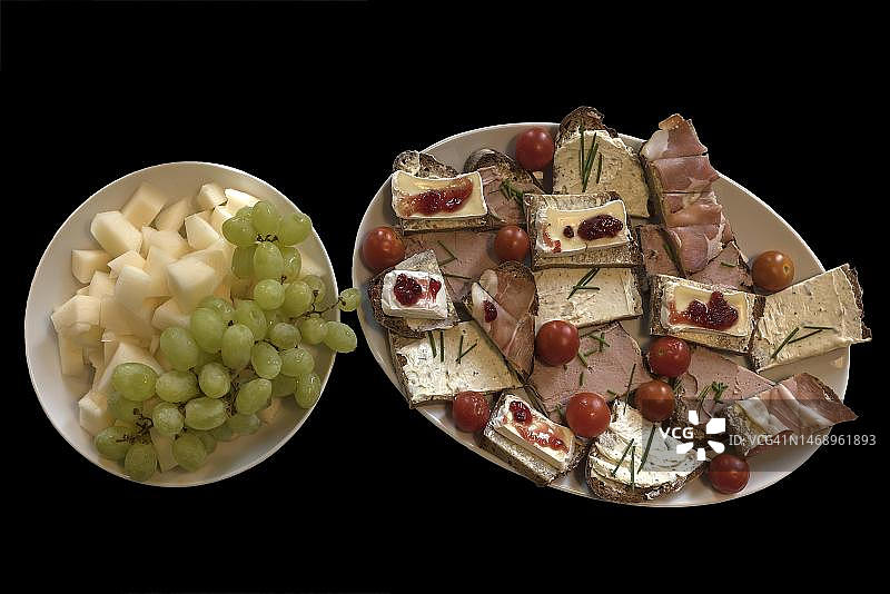 三明治拼盘、甜瓜和葡萄拼盘，德国梅克伦堡-前波莫瑞州图片素材