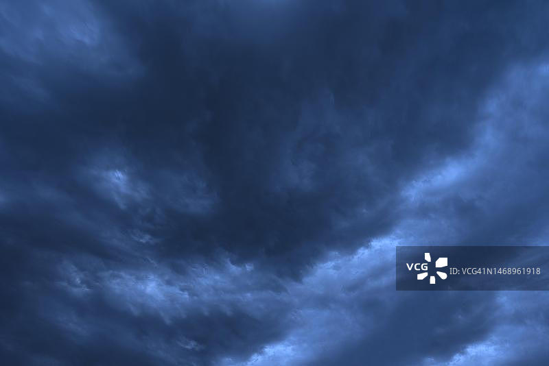 傍晚德国巴伐利亚的雨云（雨层云）图片素材