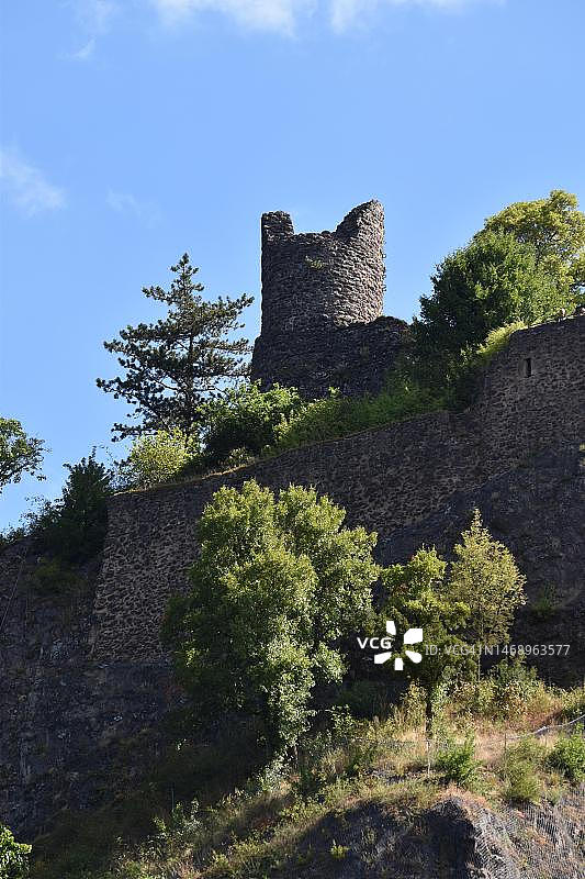 博塞尔施泰因城堡,被称为老城堡,是位于德国莱茵兰-普法尔茨州洪斯吕克伊达尔-奥伯施泰因上方岩石上的一座中世纪山顶城堡遗址图片素材