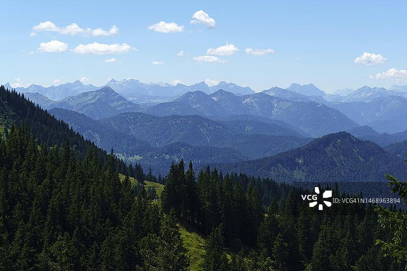 从瓦尔贝格看到的卡尔文德尔山脉、罗塔赫-埃根、芒法尔山脉，上巴伐利亚，德国图片素材