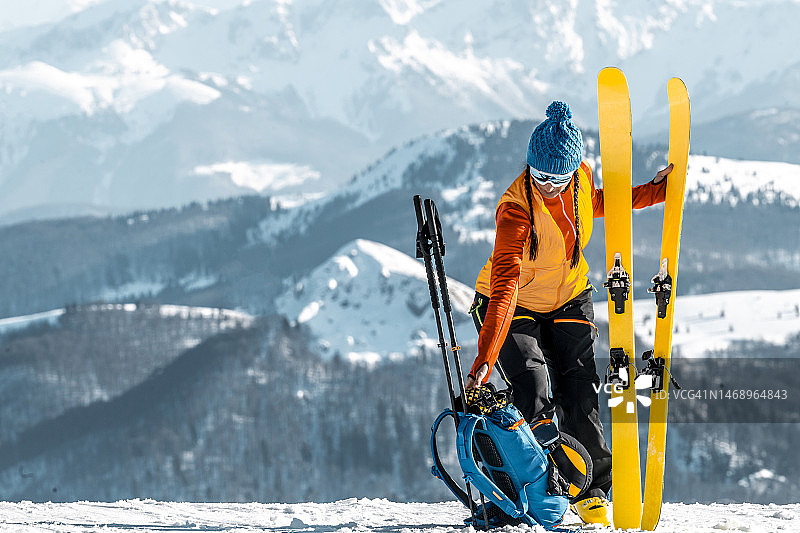 滑雪旅行探险及全套装备图片素材