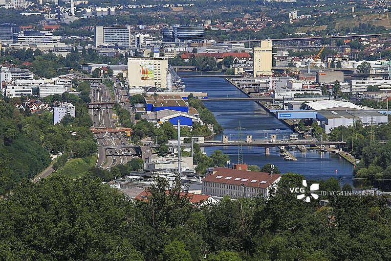 从奥斯特菲尔登-鲁伊特看内卡河谷和斯图加特港，德国巴登-符腾堡州图片素材