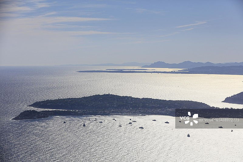 从法国拉图比犬头山瞭望台向西眺望费拉角、昂蒂布角和埃斯特雷尔山脉的景色图片素材