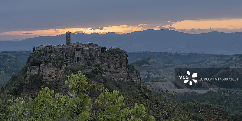 意大利拉齐奥巴尼奥雷焦的奇维塔山村日出景观图片素材