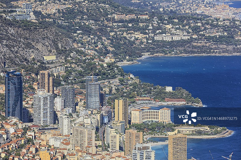 摩纳哥公国的东部，有摩天大楼和蒙特卡洛海湾酒店，后面是罗克布吕讷·卡普马丹和蒙特卡洛海滩酒店，左上方是马约布恩里维埃拉酒店，右后方是从狗头山瞭望到的芒通图片素材