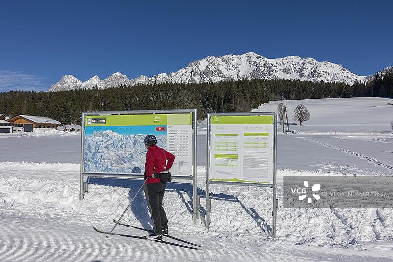 奥地利施蒂利亚州拉姆绍达赫斯坦越野滑雪线路指示牌图片素材