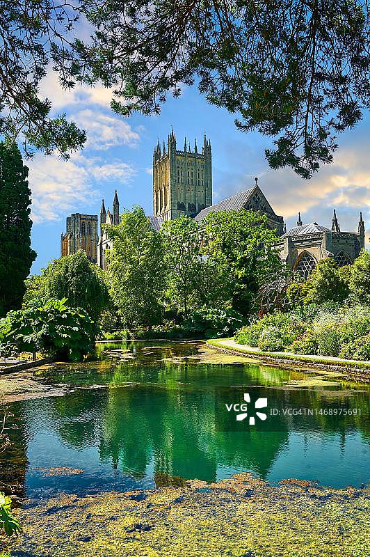 英国萨默塞特郡威尔斯主教宫殿花园与水池，建于1175年的早期英国哥特式风格图片素材