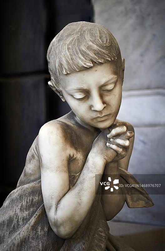 意大利热那亚斯塔列诺公墓的母子石雕图片素材