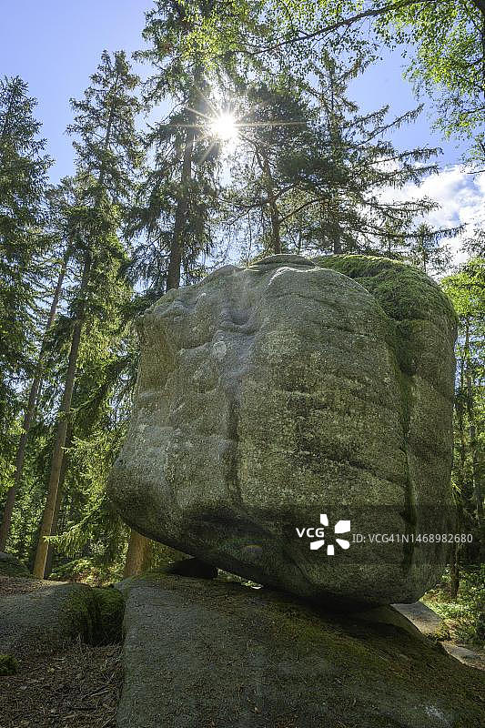 奥地利下奥州海登赖希施泰因的悬石图片素材