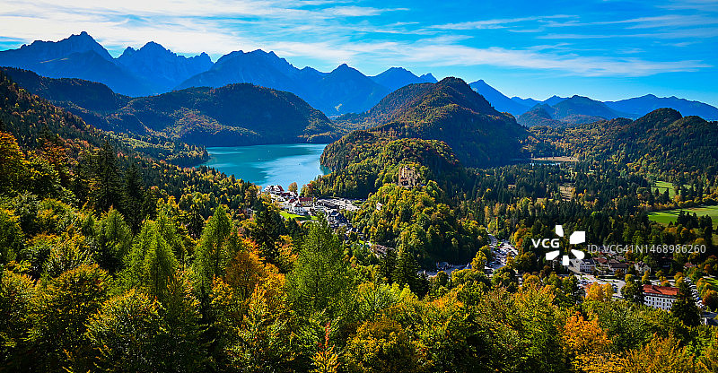 德国霍恩施万高，阿尔卑斯湖与天鹅堡秋景全景图片素材