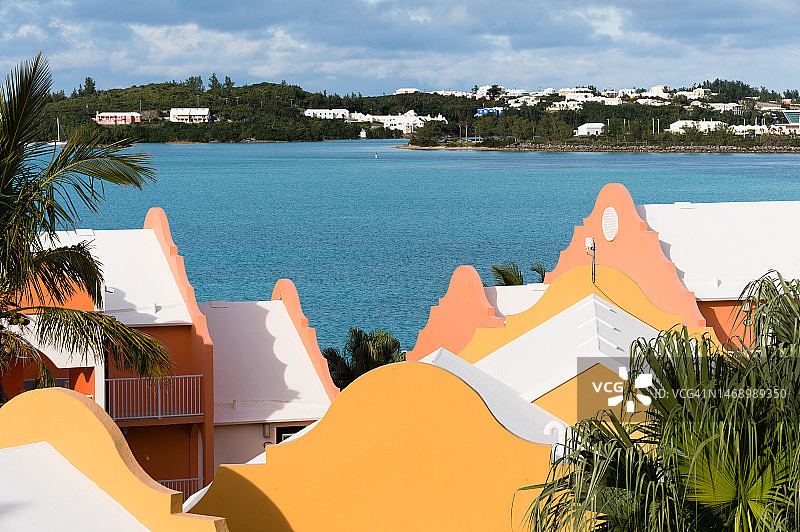 百慕大圣乔治附近海边的彩色建筑图片素材