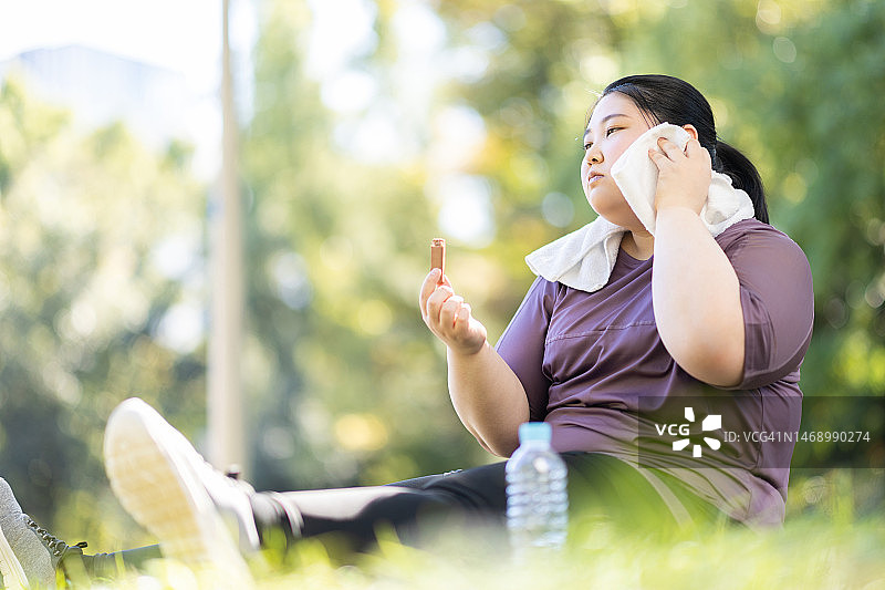 在公园休息的女人图片素材