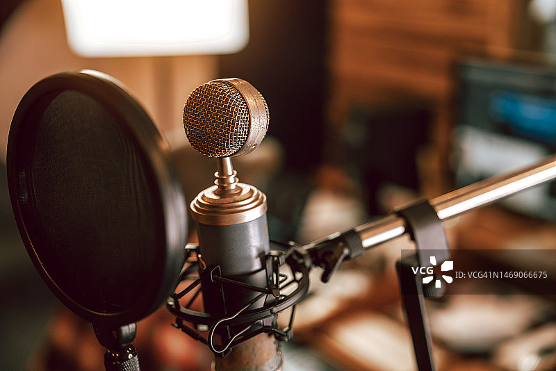 录音室中的电容麦克风特写图片素材