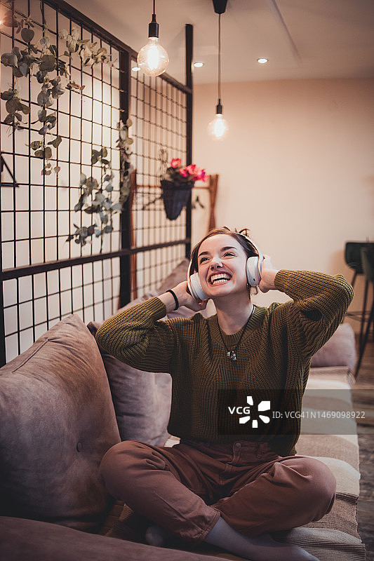 听音乐跳舞让我放松图片素材