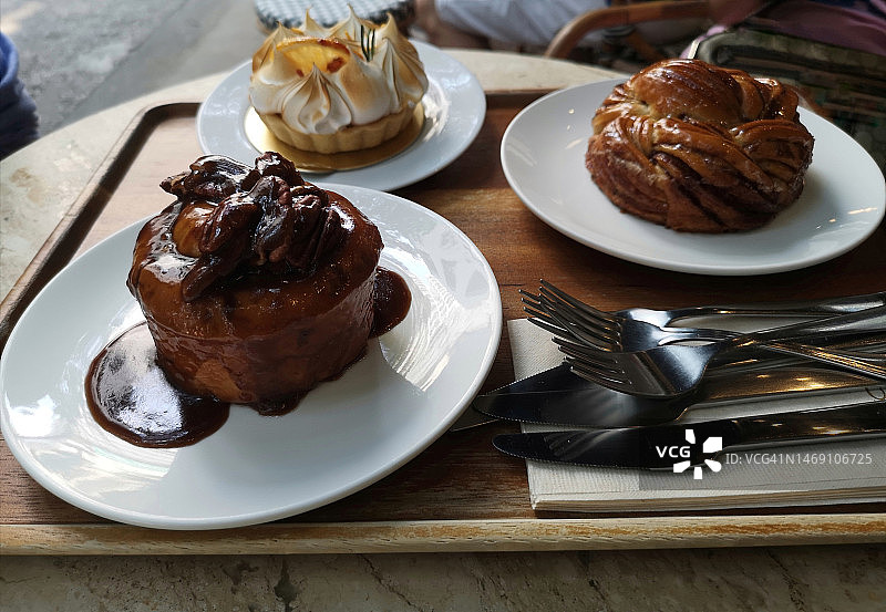 坚果焦糖面包与肉桂卷图片素材