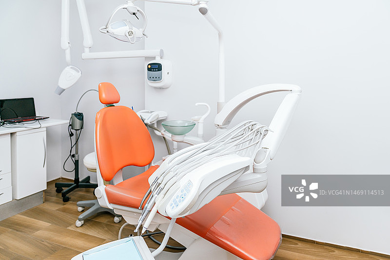 空荡荡的办公室中央的牙医椅图片素材