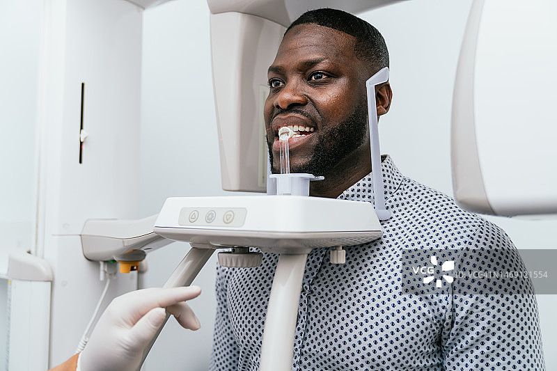 牙医为患者进行牙科X光检查图片素材