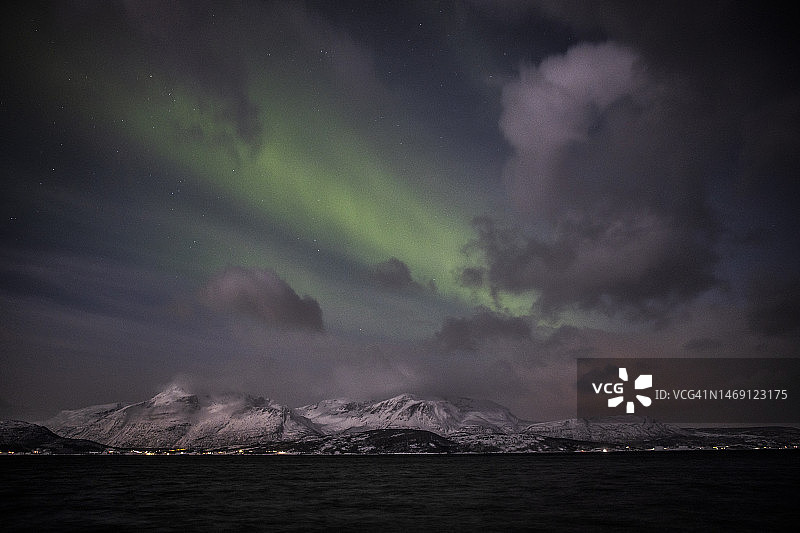 山脉上空的北极光图片素材