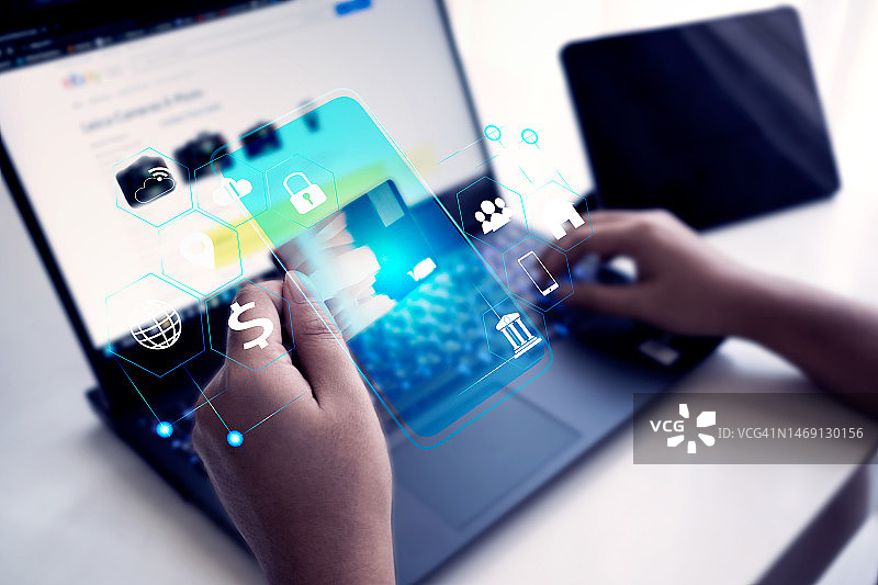 男子使用信用卡在线购买商品的特写图片素材