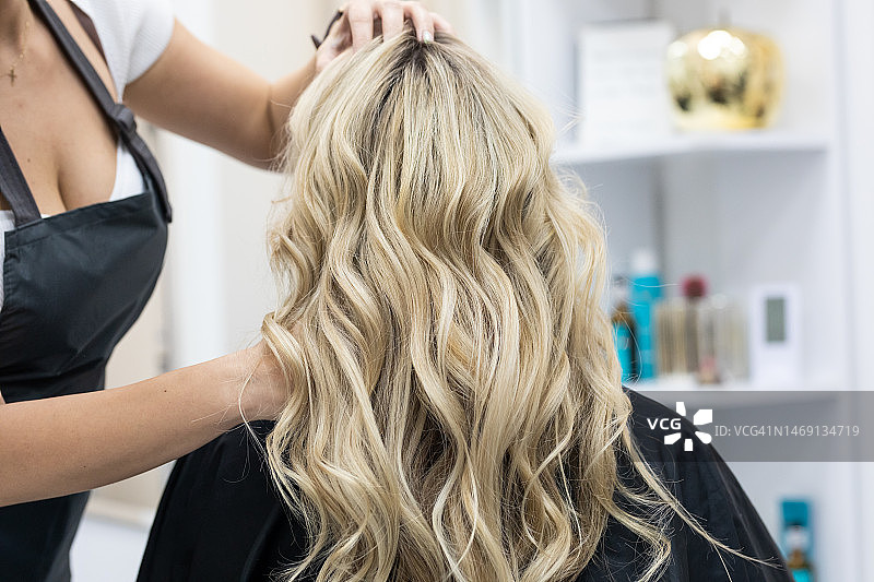 女人在理发店烫发图片素材