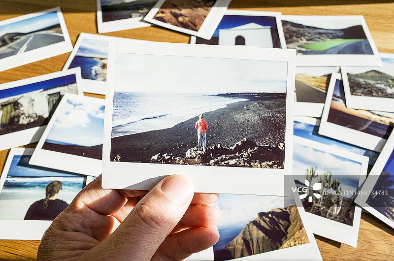 男人拿着一张即时胶片照片图片素材