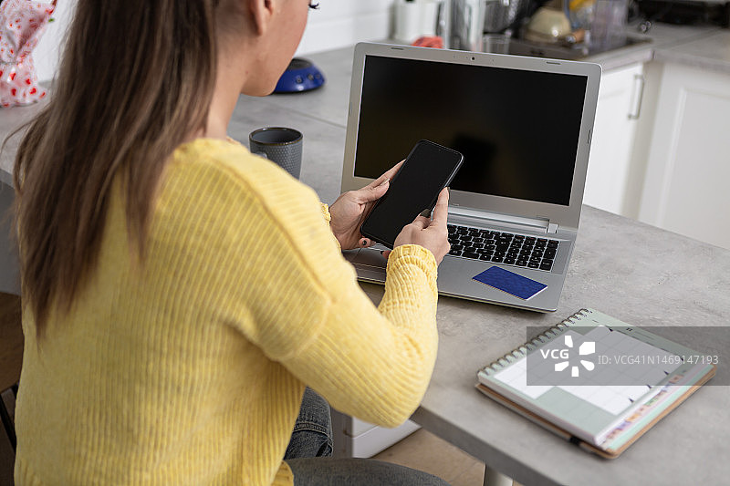 截取女人使用智能手机和笔记本电脑图片素材