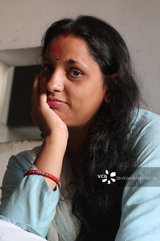 穿着传统服饰的印度女子坐在休息室里图片素材