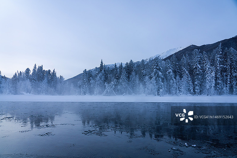 冬季新疆喀纳斯河覆盖着厚厚的积雪图片素材