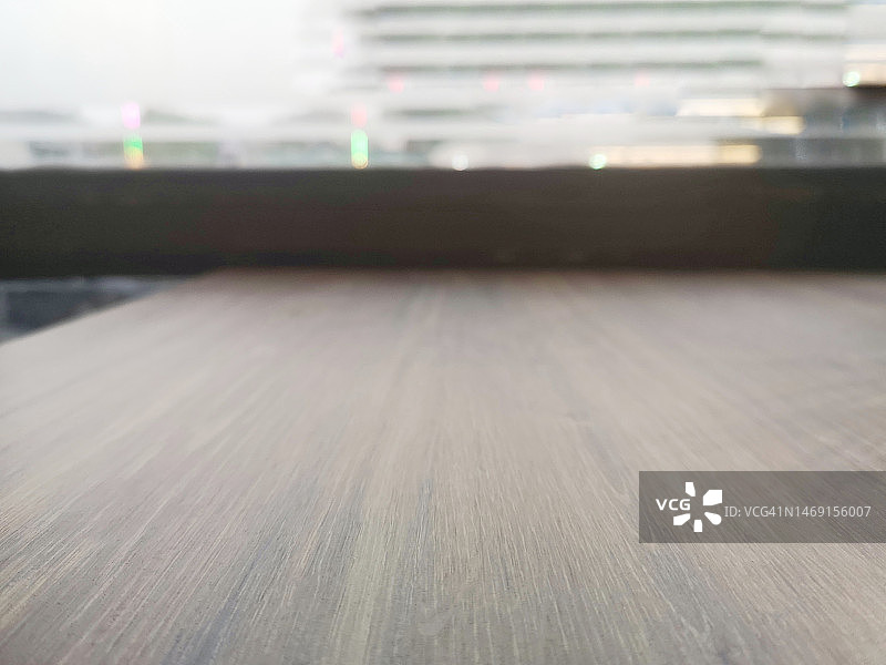 模糊背景上的木制桌子图片素材