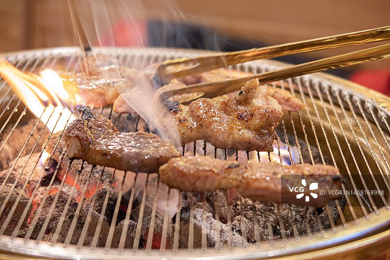 烤肉，韩式烤肉，烤架上的肉，烧烤图片素材
