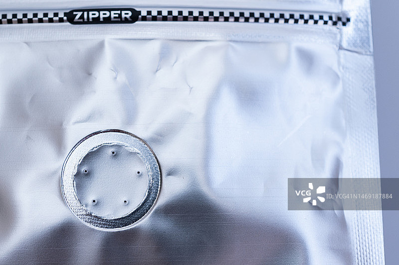 带单向排气阀的自封咖啡袋特写图片素材