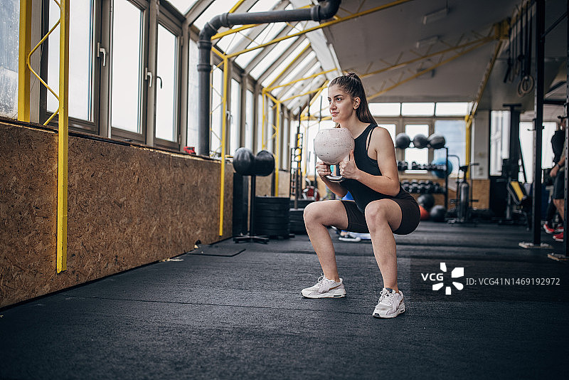 女人用壶铃锻炼图片素材