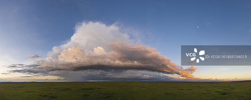 马赛马拉国家保护区大草原的日落图片素材