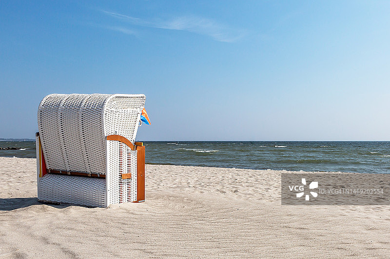 沙滩上的沙滩椅图片素材