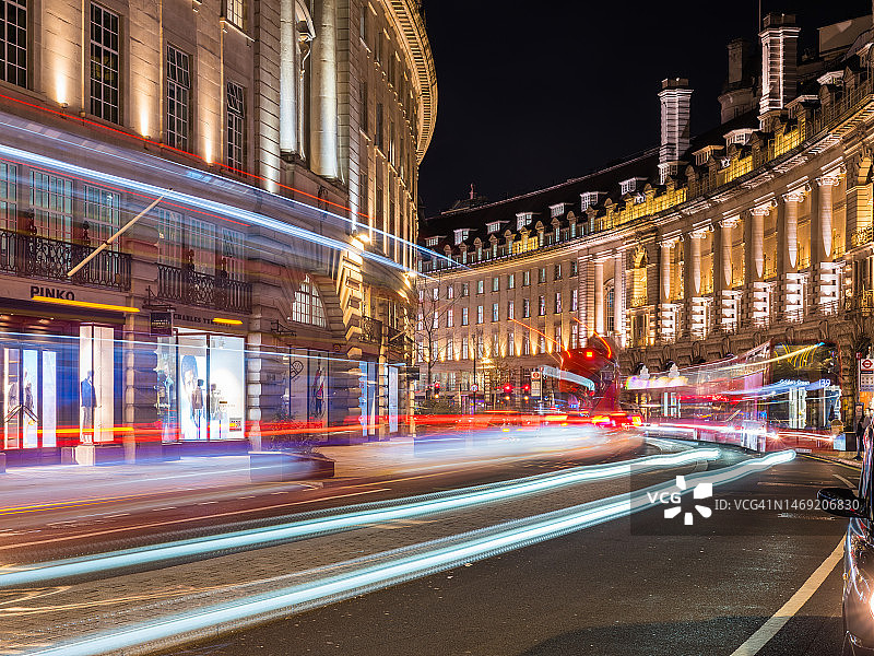 伦敦夜景：摄政街繁忙商店的车辆图片素材