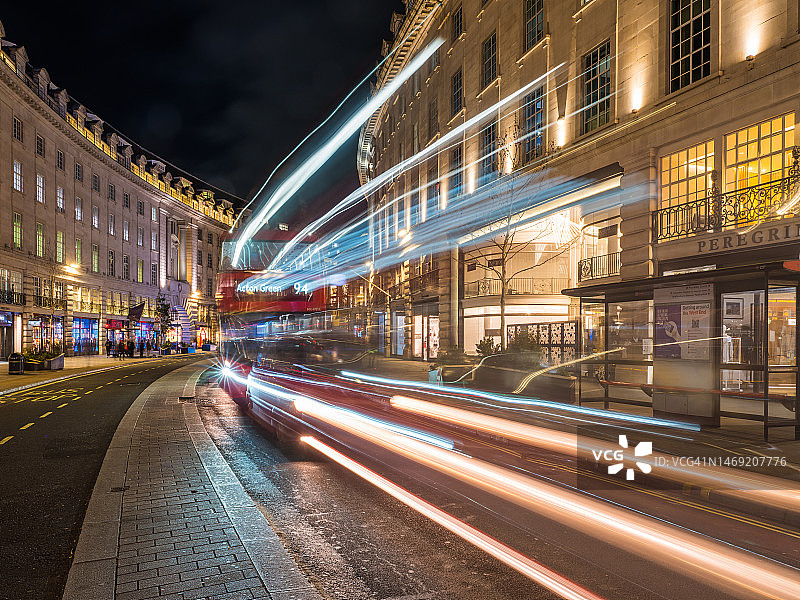摄政街夜景：伦敦巴士与出租车图片素材