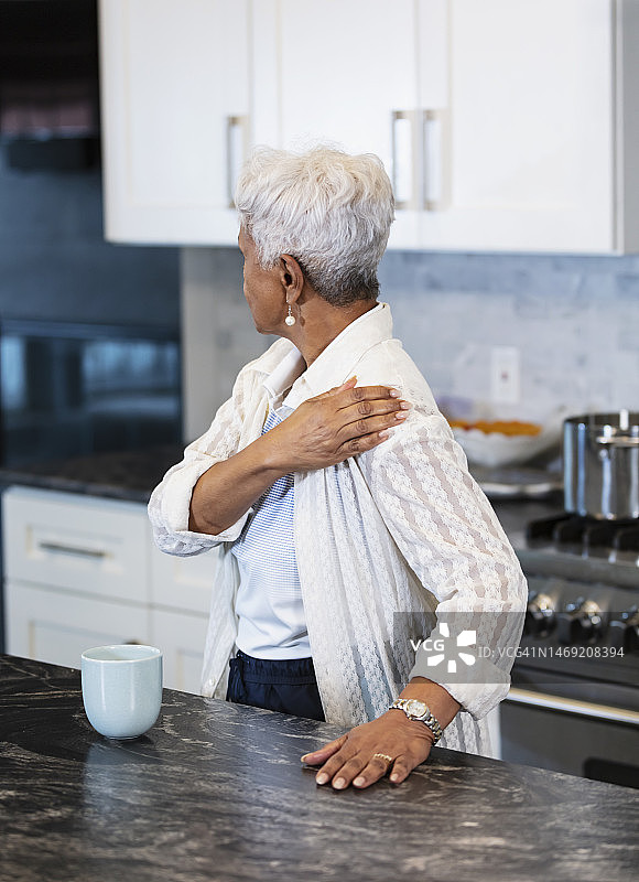 患有肩痛的年长非裔美国妇女图片素材