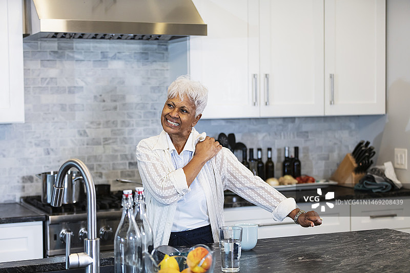 患有肩痛的年长非裔美国妇女图片素材