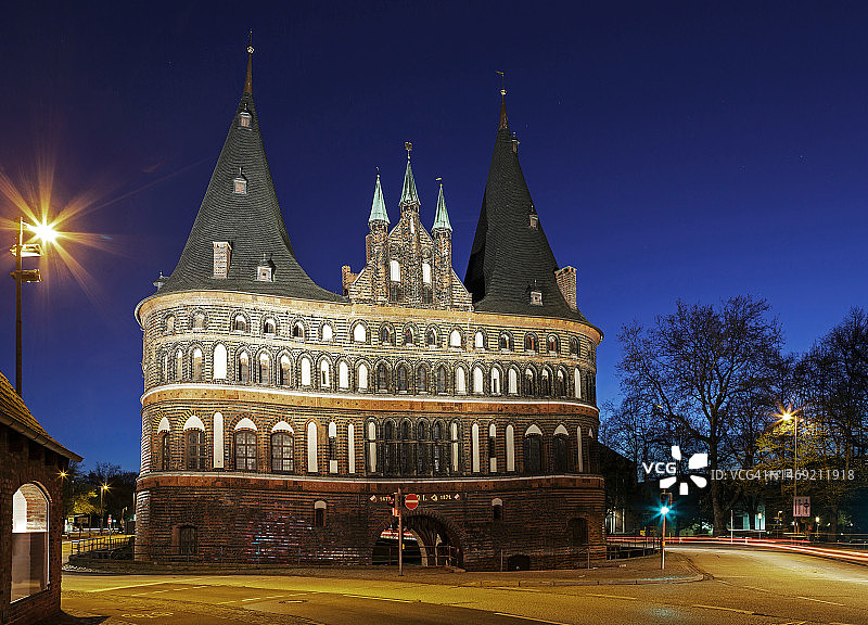 蓝色时分的荷尔斯滕门（德国石勒苏益格-荷尔斯泰因州吕贝克）图片素材