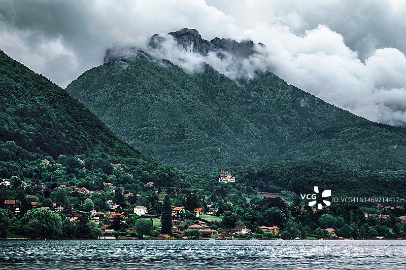 从安纳西湖的渡轮上看到的芒通-圣贝尔纳和芒通-圣贝尔纳城堡，法国上萨瓦省图片素材