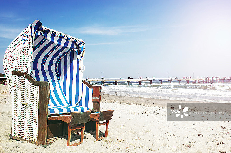 阳光明媚的沙滩上的沙滩椅图片素材