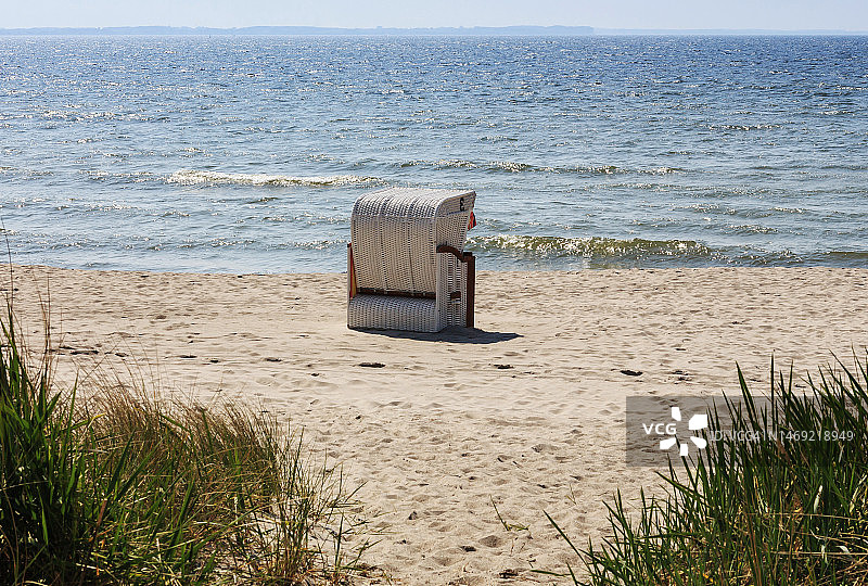 沙滩上的沙滩椅图片素材