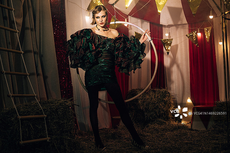 表演秀场内的美丽女性肖像，具有灯光效果的时尚风格。马戏团和歌舞表演摄影，复古滑稽照片。图片素材