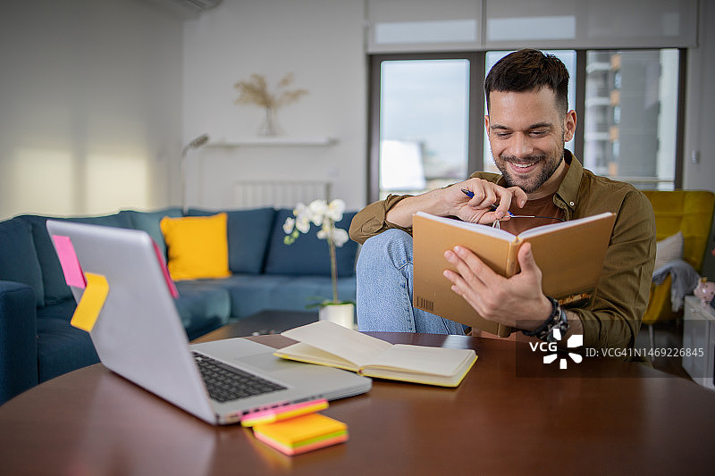 年轻男人正在家学习图片素材