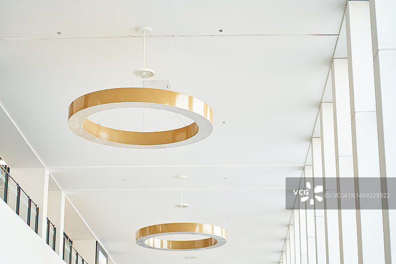 天花板上的圆形金色吊灯图片素材