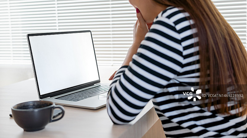 使用空白屏幕的笔记本电脑模板，工作概念，白色屏幕便携设备图片素材