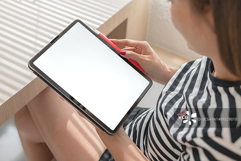 女人使用平板电脑笔记本电脑，空白屏幕样机，用于展示信息和商务演示图片素材
