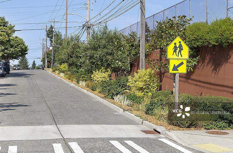 由耐旱植物、草、岩石和覆盖物制成的公共生物洼地图片素材