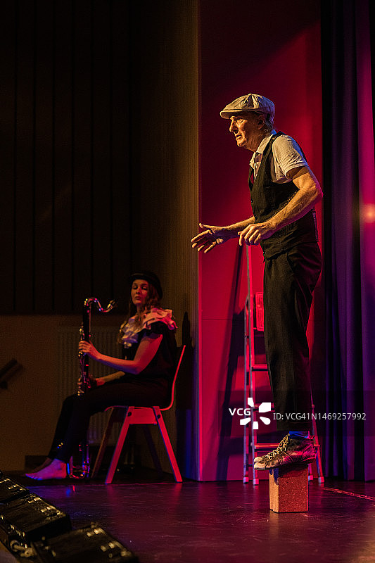 舞台上表演的演员小团体图片素材